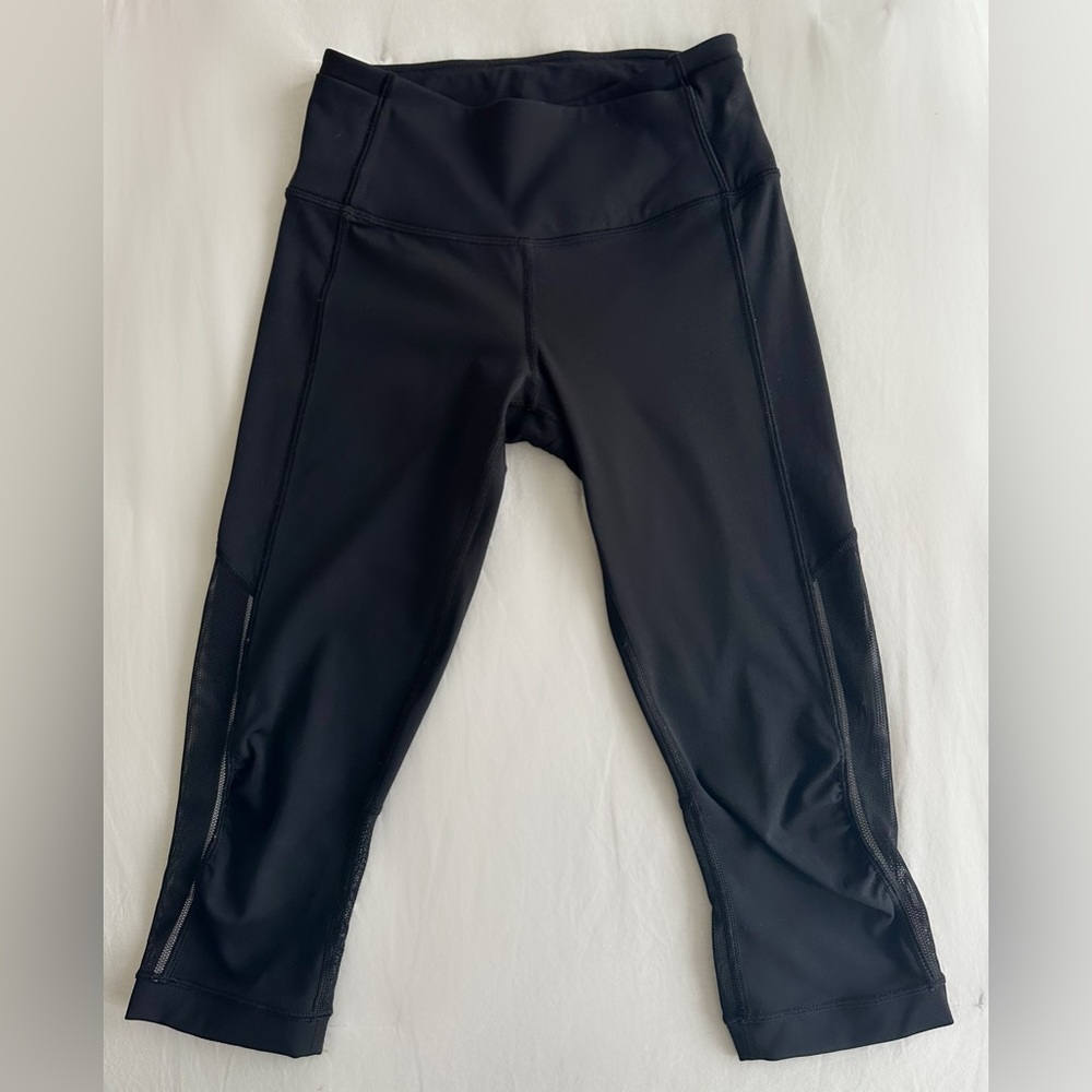 Lululemon Cropped Leggings in Black with Mesh - Size 4